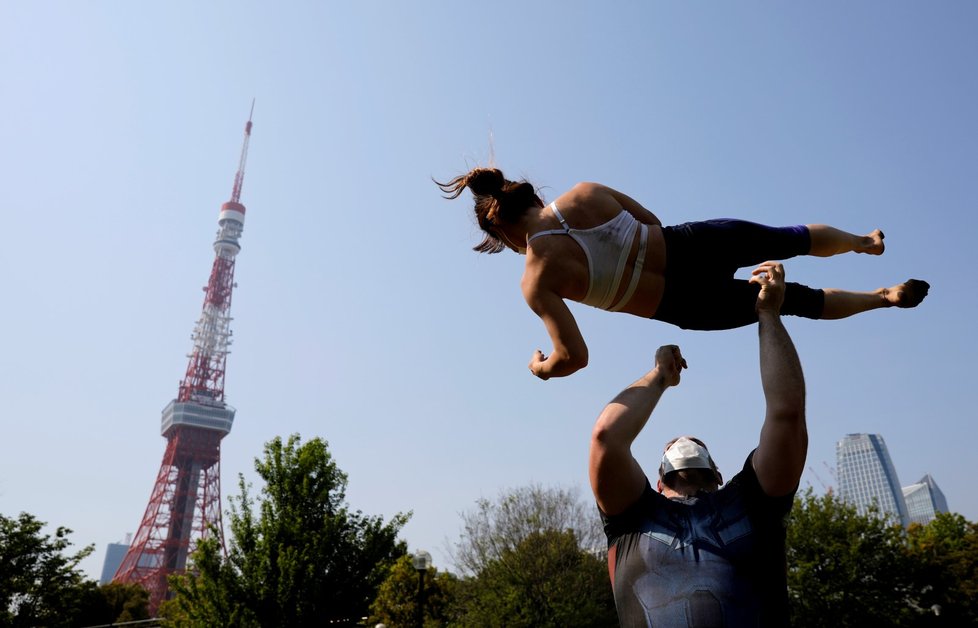 Roušky lidé nosí i v japonském Tokiu. (5. 5. 2020)