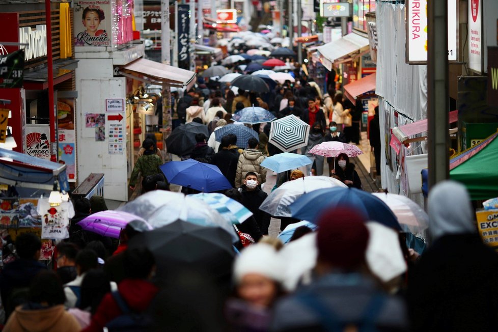Lidé s rouškami v japonském Tokiu