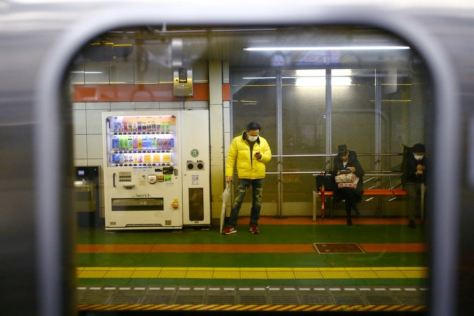 Lidé s rouškami v japonském Tokiju