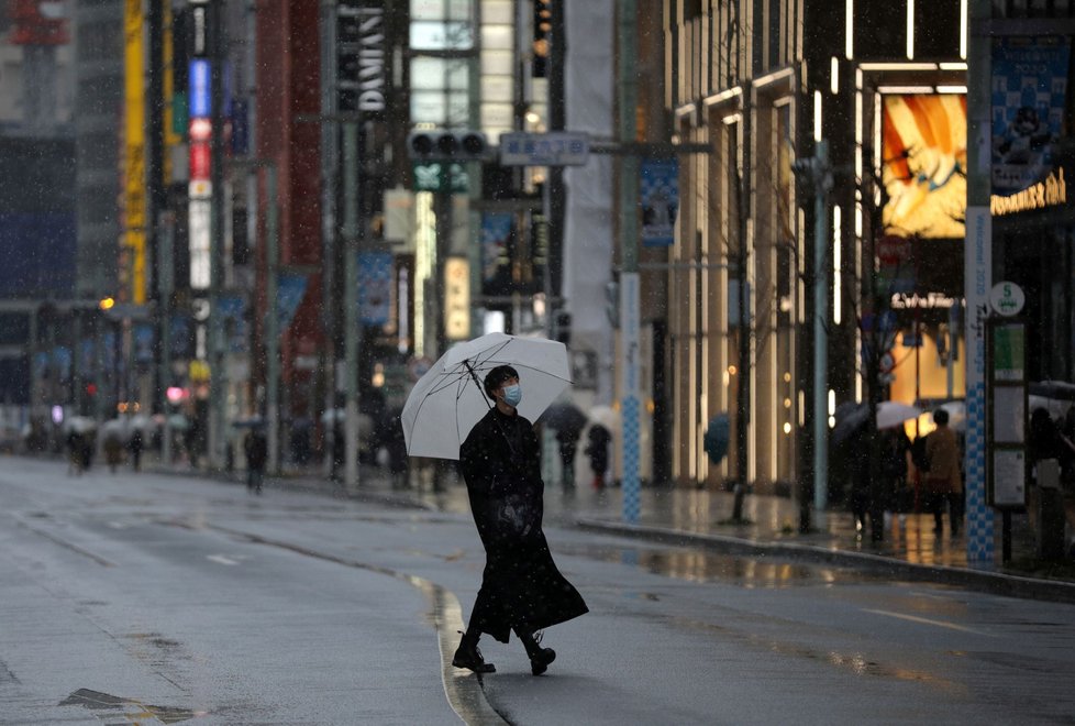 Lidé s rouškami v poloprázdných ulicích Tokia (8. 4. 2020)