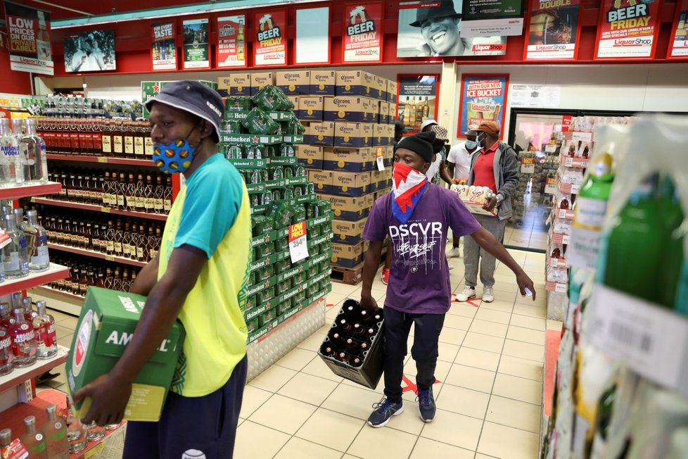 V Jihoafrické republice se uvolnila opatření, lidé stáli frontu na alkohol
