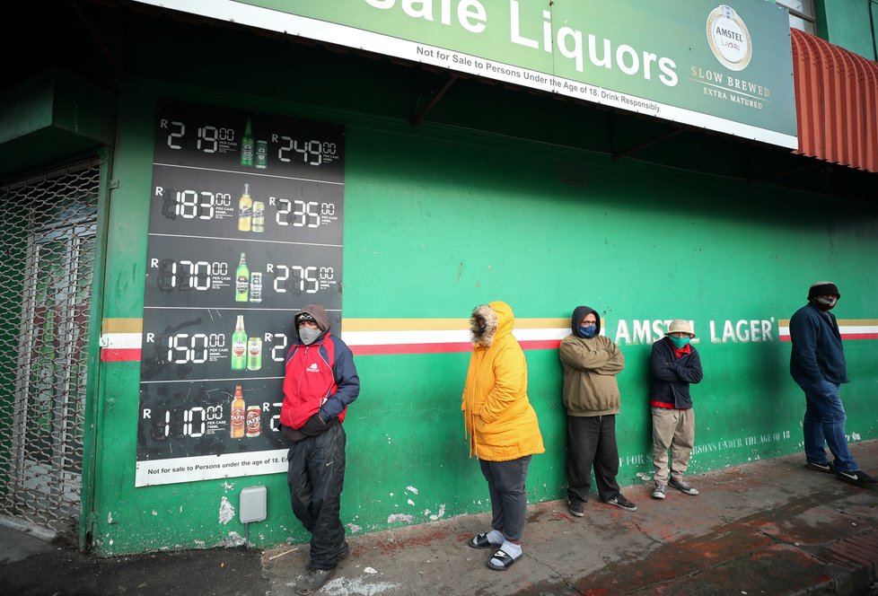 Koronavirus v Jihoafrické republice: Lidé stáli frontu na nákup alkohol poté, co vláda zrušila zákaz jeho prodeje.