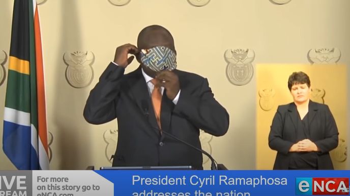 Jihoafrický prezident Cyril Ramaphosa a jeho boj s rouškou.