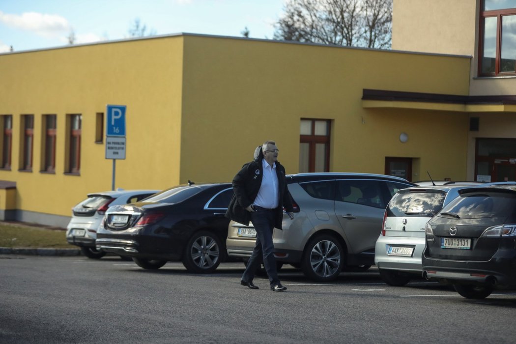 Šéf fotbalové Slavie Jaroslav Tvrdík před Ústřední vojenskou nemocnicí v Praze. (12.3.2020)