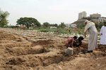 Hrobníci v Jemenu nestačí kopat hroby.
