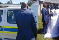 Snoubenci si během karantény uspořádali velkou svatbu: Policie je zatkla i se všemi hosty!