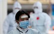 Lékaři v ochranných oblecích vcházejí do nemocnice s cílem léčit nakažené koronavirem v jihokorejském Daegu