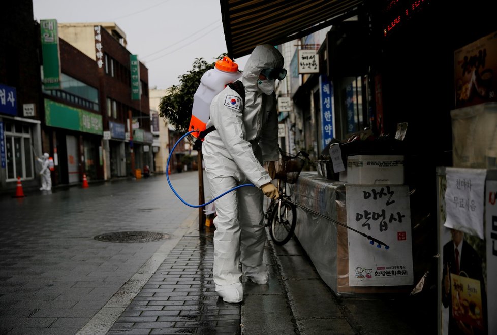 Ulice jihokorejského Daegu jsou pravidelně dezinfikovány