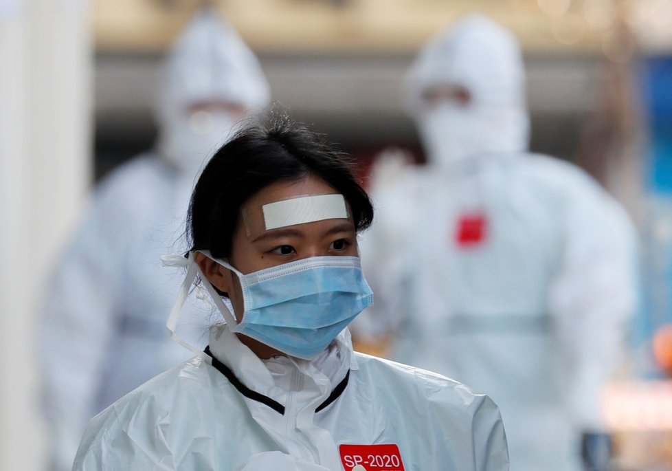 Lékaři v ochranných oblecích vcházejí do nemocnice s cílem léčit nakažené koronavirem v jihokorejském Daegu.