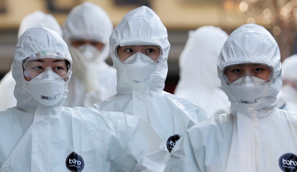 Lékaři v ochranných oblecích vcházejí do nemocnice s cílem léčit nakažené koronavirem v jihokorejském Daegu