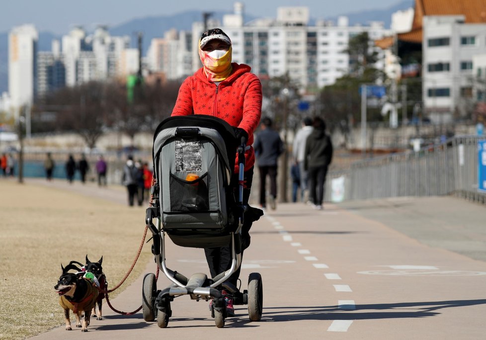 Lidé s rouškami se procházejí po jihokorejském Daegu
