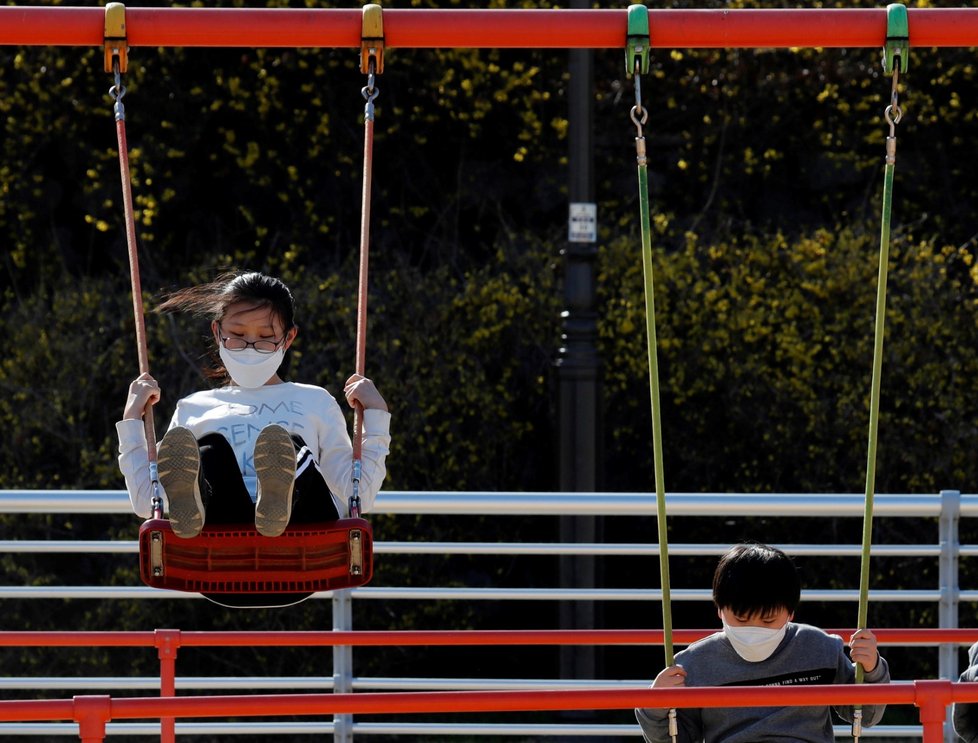 Lidé s rouškami se procházejí po jihokorejském Daegu