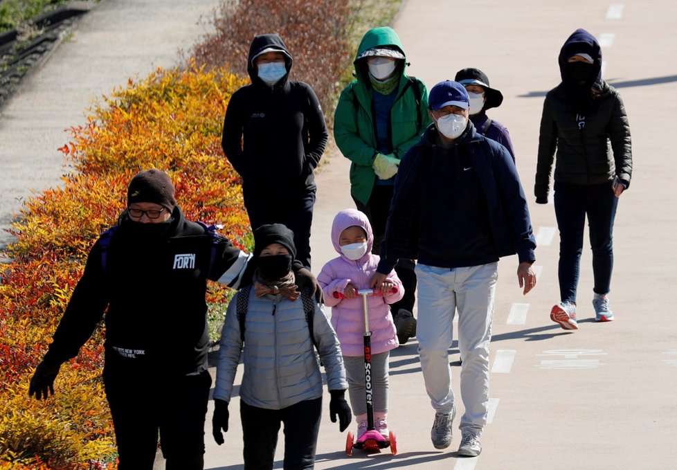 Lidé s rouškami se procházejí po jihokorejském Daegu.