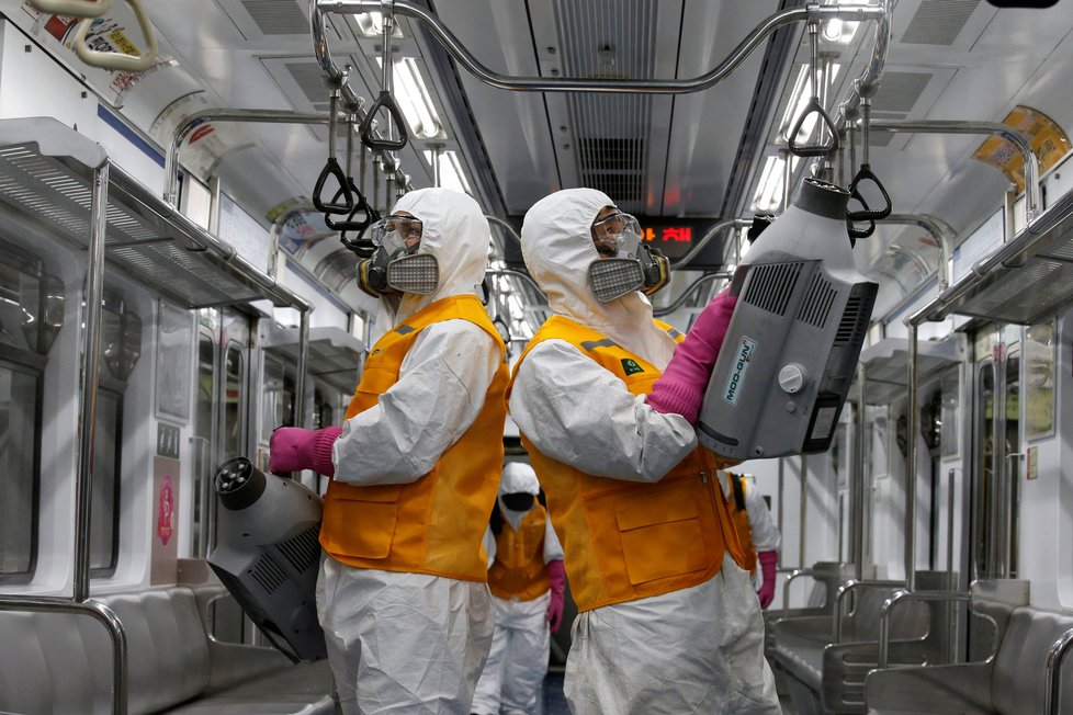 Jižní Korea: Zaměstnanci společnosti poskytující dezinfekční služby dezinfikují depo metra v obavách z koronaviru.