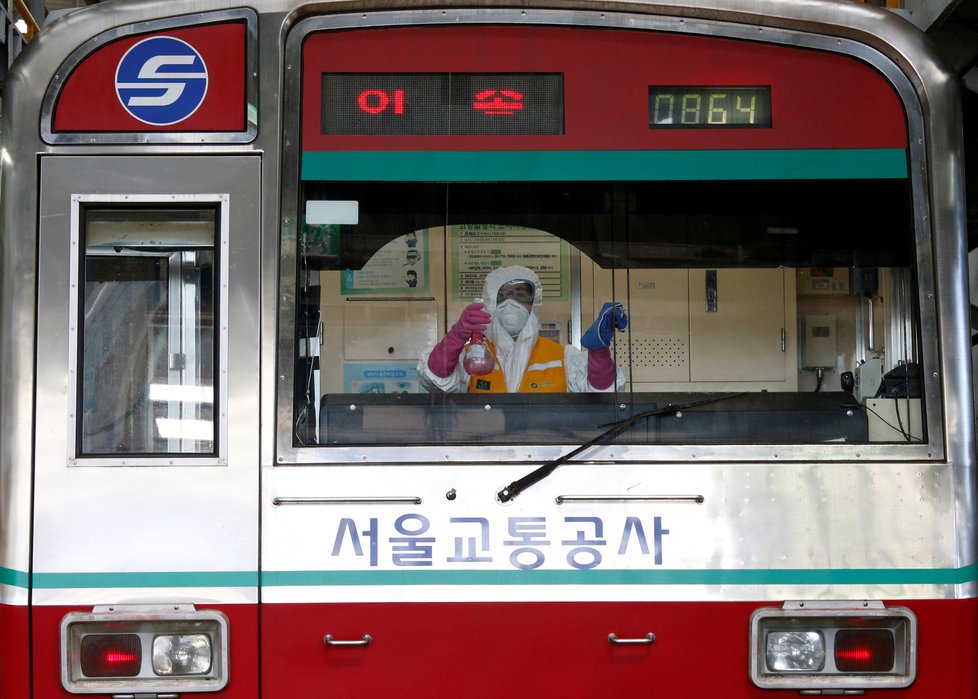 Jižní Korea: Zaměstnanci společnosti poskytující dezinfekční služby dezinfikují depo metra v obavách z koronaviru.