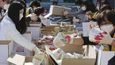 Koronavirus v Jižní Koreji: Aktivisté z Červeného kříže distribuují instantní jídlo, (22.03.2020).