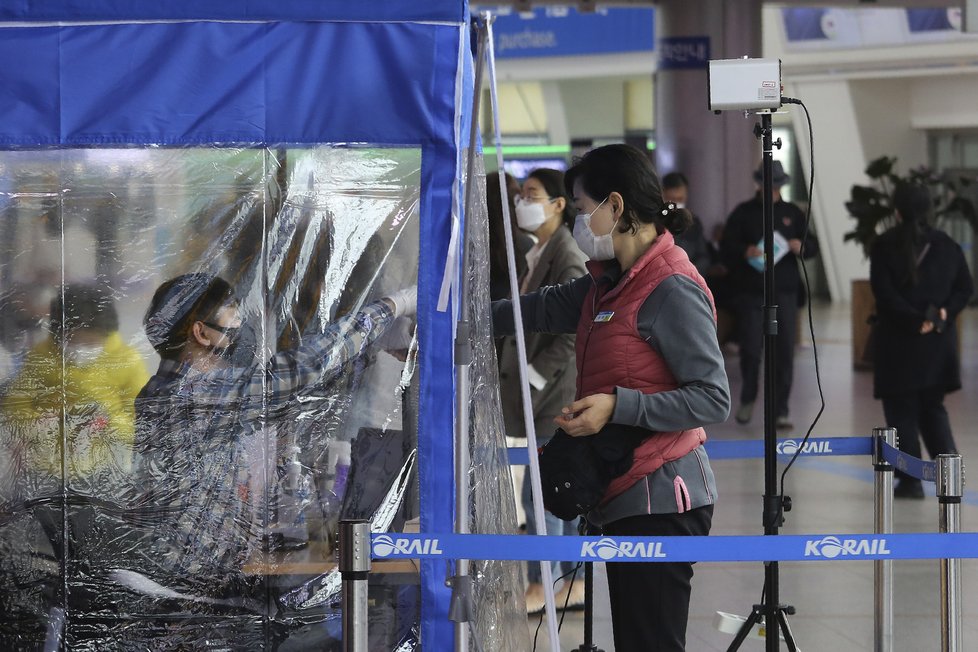 Koronavirus v Jižní Koreji: Speciální přepážky na vlakových nádraží, před odjezdem si lidé musí nechat změřit teplotu, (22.03.2020).