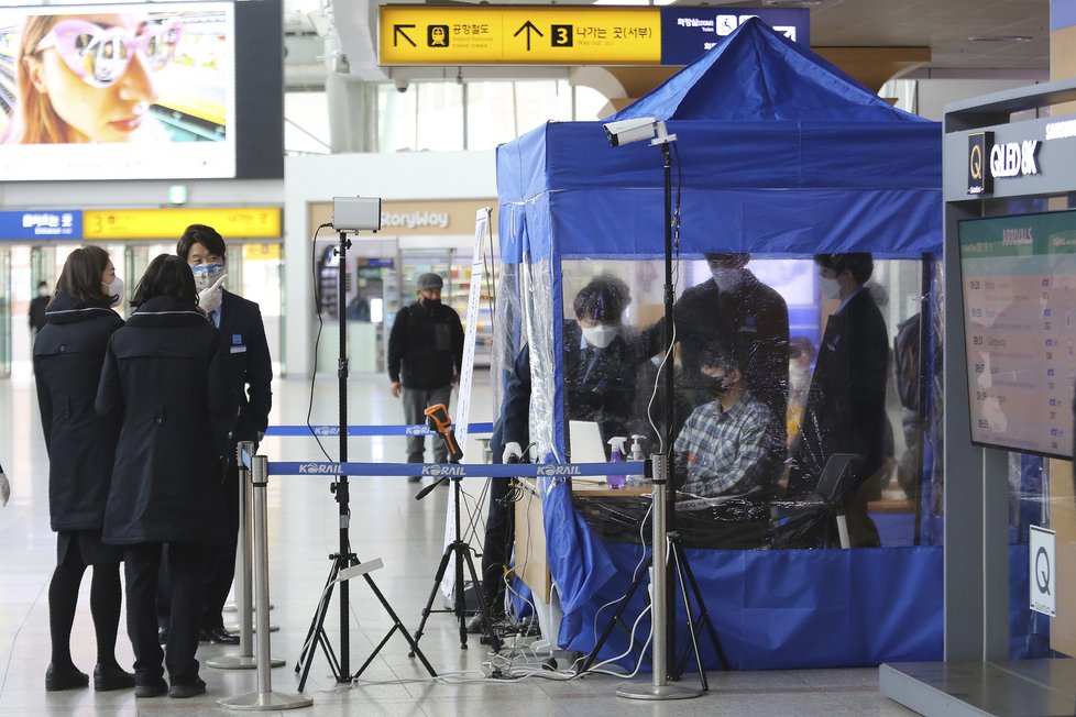 Koronavirus v Jižní Koreji: Speciální přepážky na vlakových nádraží, před odjezdem si lidé musí nechat změřit teplotu, (22.03.2020).