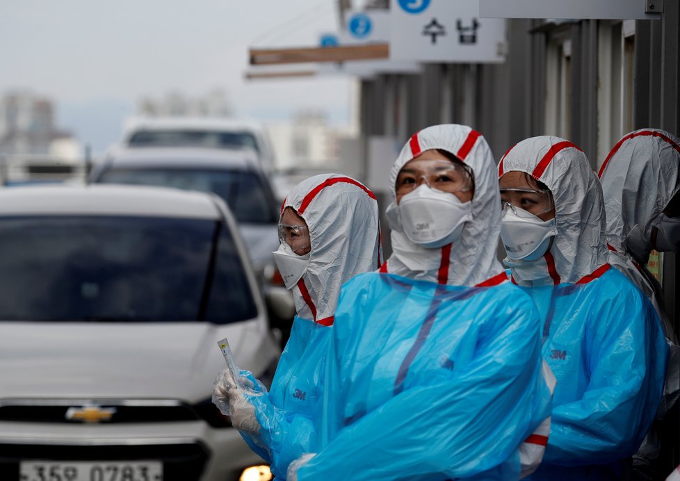 Koronavirus v Jižní Koreji: Rychlotesty na koronavirus probíhají v autě. (22.03.2020)