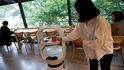 V kavárně v jihokorejském městě Daejeon obsluhují roboti.