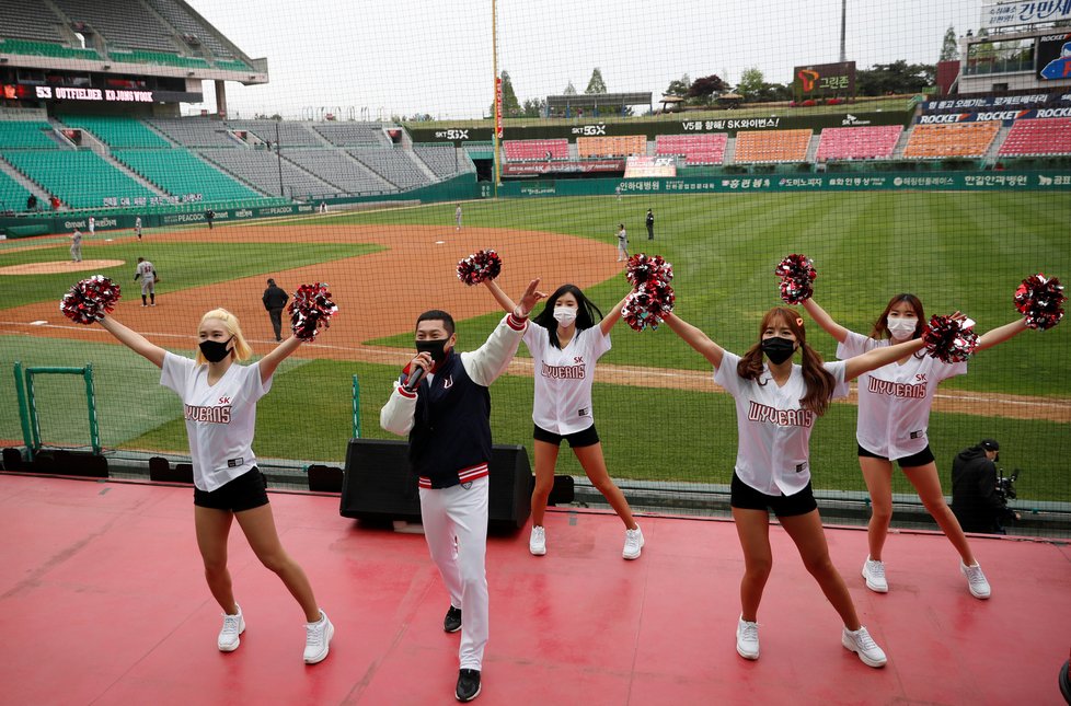 Jihokorejci sehráli basebalové utkání bez diváků, fanoušci sledovali online, (05.05.2020).