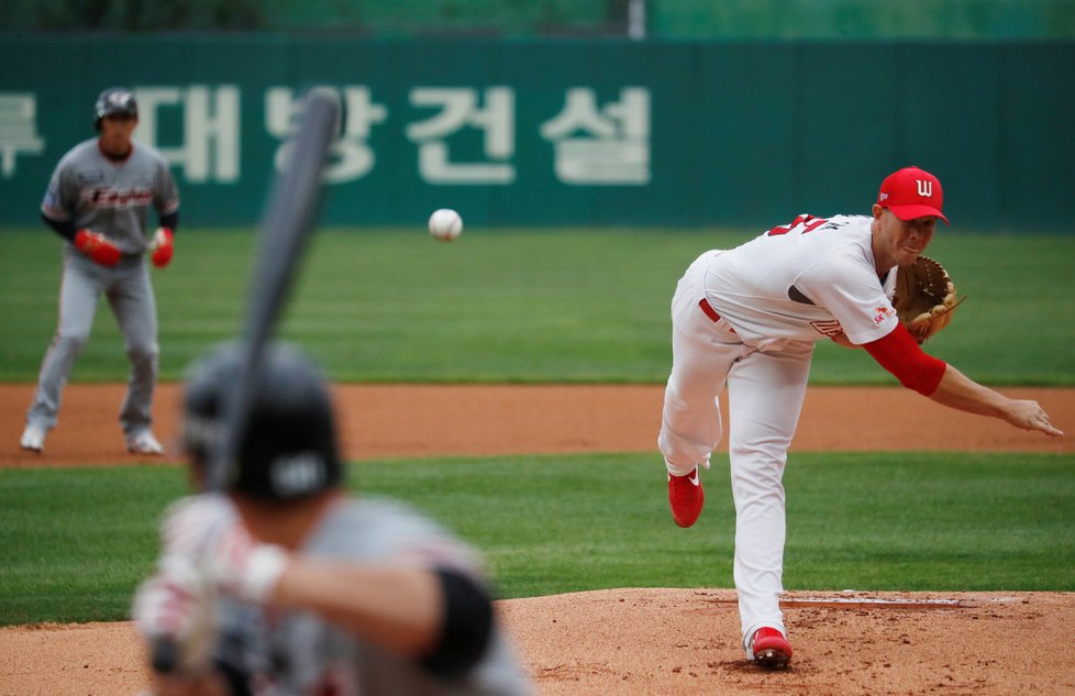 Jihokorejci sehráli basebalové utkání bez diváků, fanoušci sledovali online, (05.05.2020).