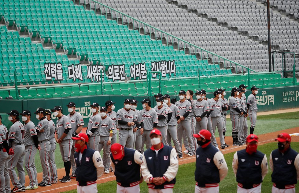 Jihokorejci sehráli basebalové utkání bez diváků, fanoušci sledovali online (05. 05. 2020).