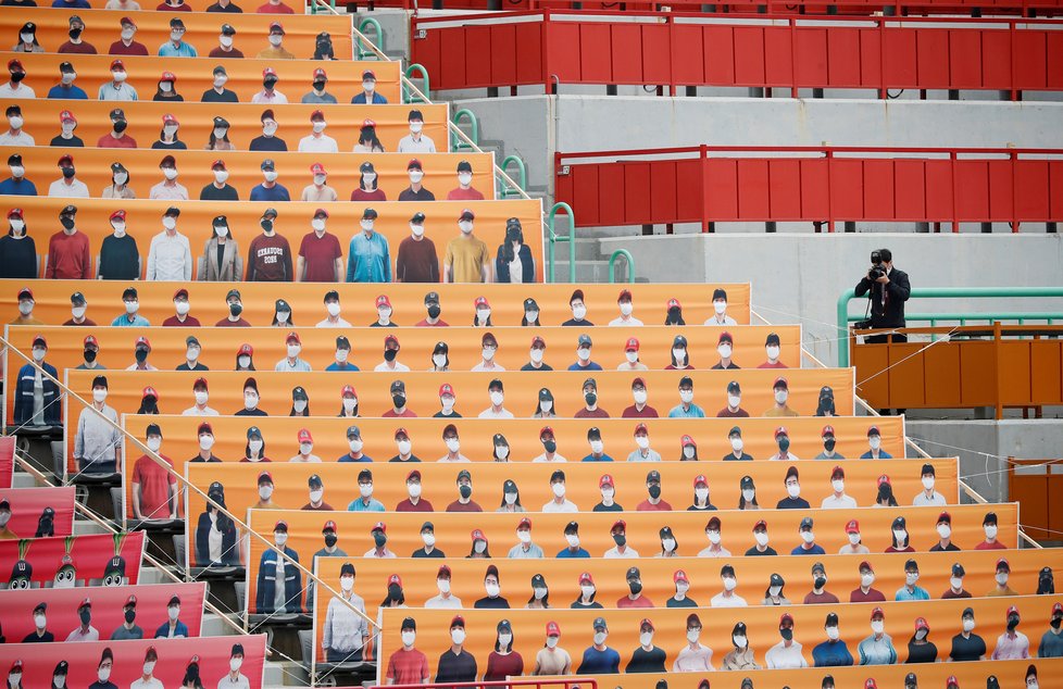 Jihokorejci sehráli basebalové utkání bez diváků, fanoušci sledovali online, (05.05.2020).