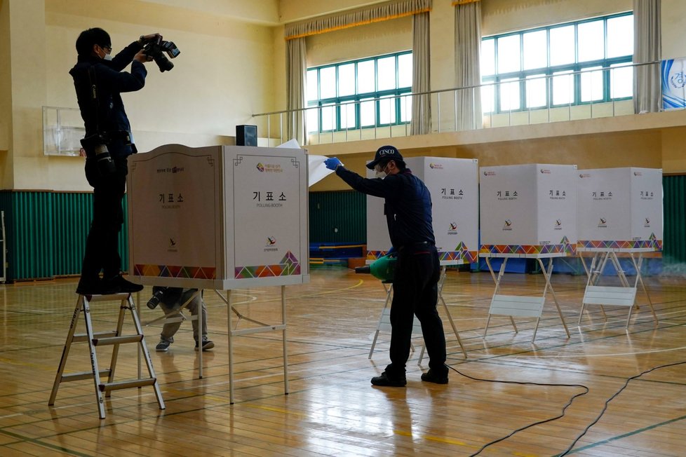 Nezinfekce volebních místností v Jižní Koreji (14. 4. 2020)