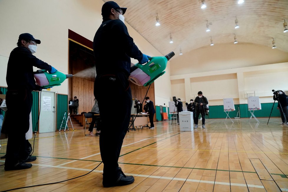 Nezinfekce volebních místností v Jižní Koreji (14. 4. 2020)