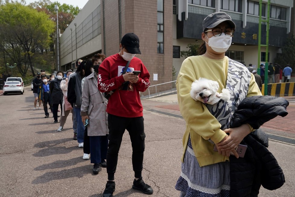 V Jižní Koreji se navzdory koronavirové krizi konají parlamentní volby. (15.4.2020)