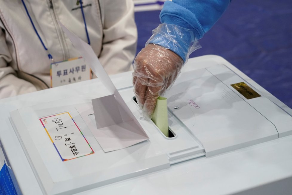 V Jižní Koreji se navzdory koronavirové krizi konají parlamentní volby. (15.4.2020)
