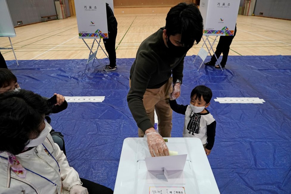 V Jižní Koreji se navzdory koronavirové krizi konají parlamentní volby. (15.4.2020)