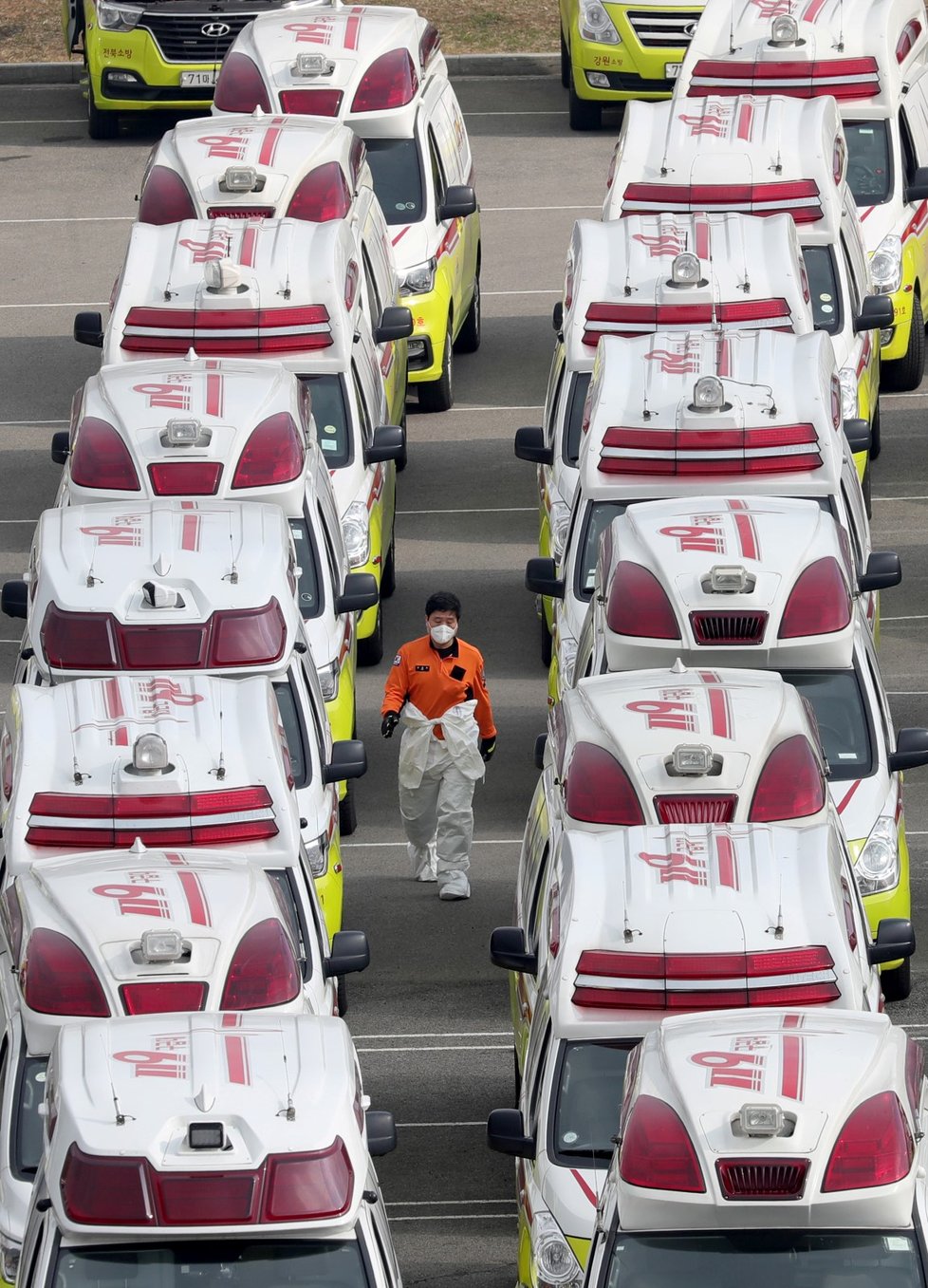 Vozy, které mají převážet nakažené pacienty, zaparkované v jihokorejském městě Daegu