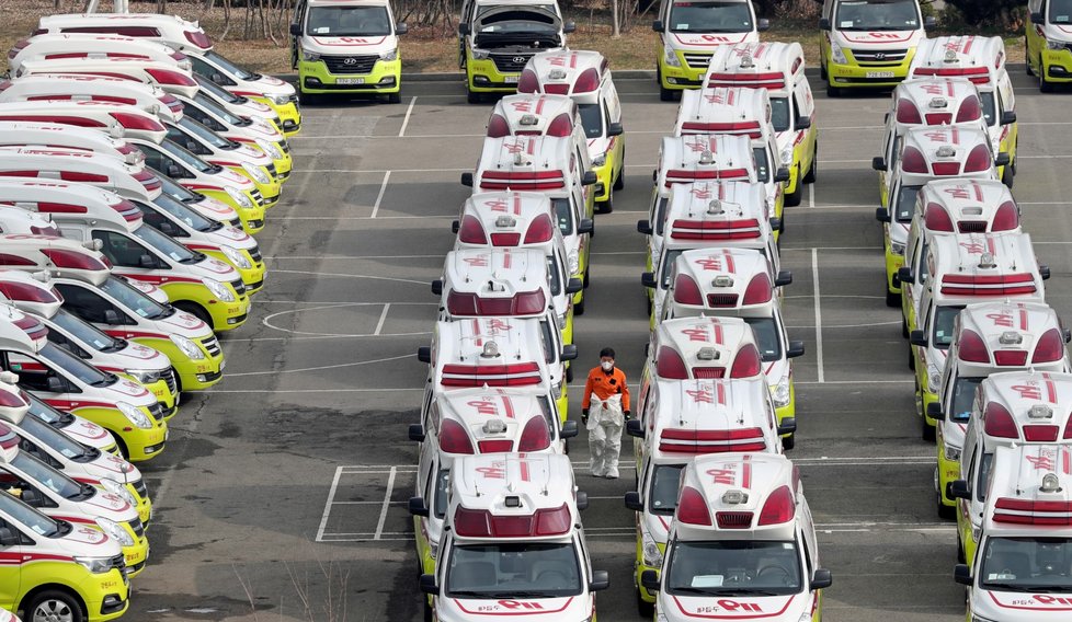 Vozy, které mají převážet nakažené pacienty, zaparkované v jihokorejském městě Daegu