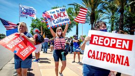 Demonstrace na podporu uvolňování opatření v Kalifornii (3. 5. 2020)