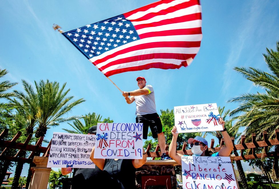 Demonstrace na podporu uvolňování opatření v Kalifornii (3. 5. 2020)