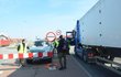 Kontrola řidičů a pěších polskými policisty a celníky na hraničním přechodu u Náchoda