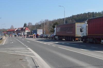 Vozidla těsně před kontrolou na přechodu s Polskem u Náchoda