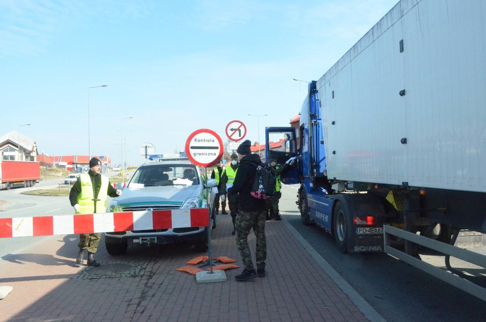 Kontrola řidičů a pěších polskými policisty a celníky na hraničním přechodu u Náchoda