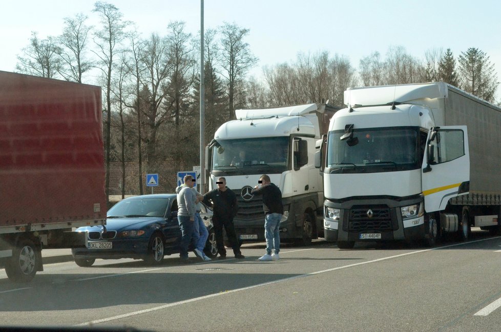 Řidiči se při čekání v koloně shlukovali a bohužel většina byla bez roušek.