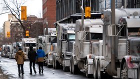 Protesty v Kanadě pokračují, kamioňáci bojují proti povinnému očkování.