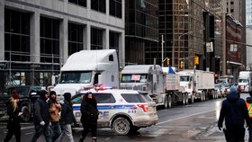 Protesty v Kanadě pokračují, kamioňáci bojují proti povinnému očkování.