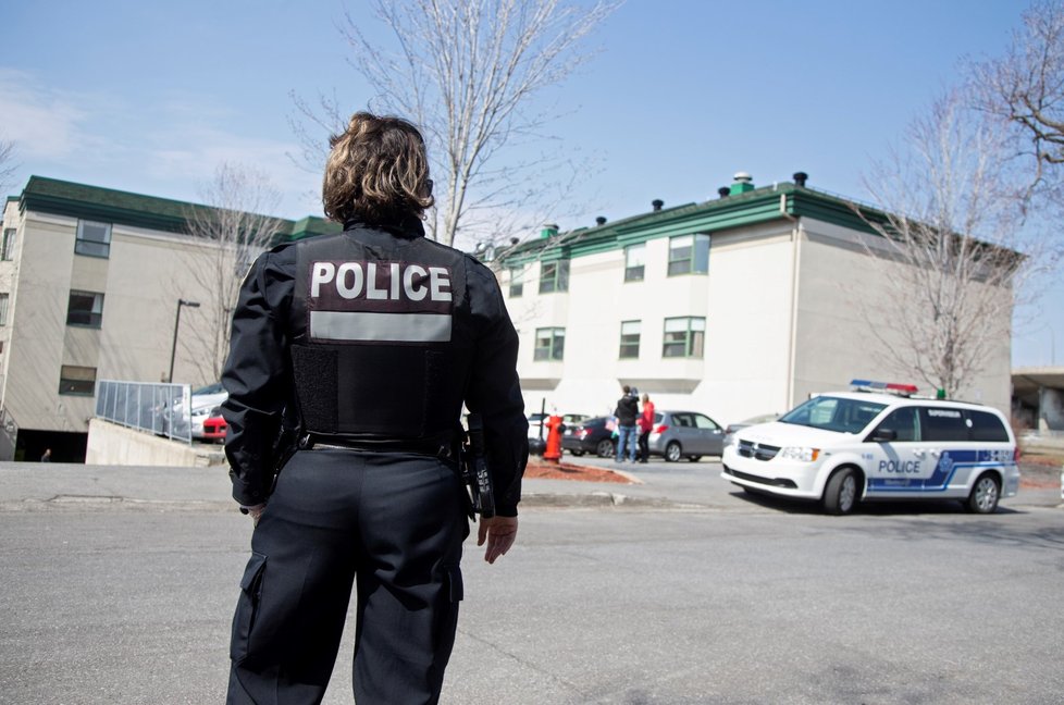 Policie před kanadským domovem pro seniory