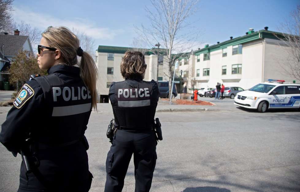 Policie před kanadským domovem pro seniory