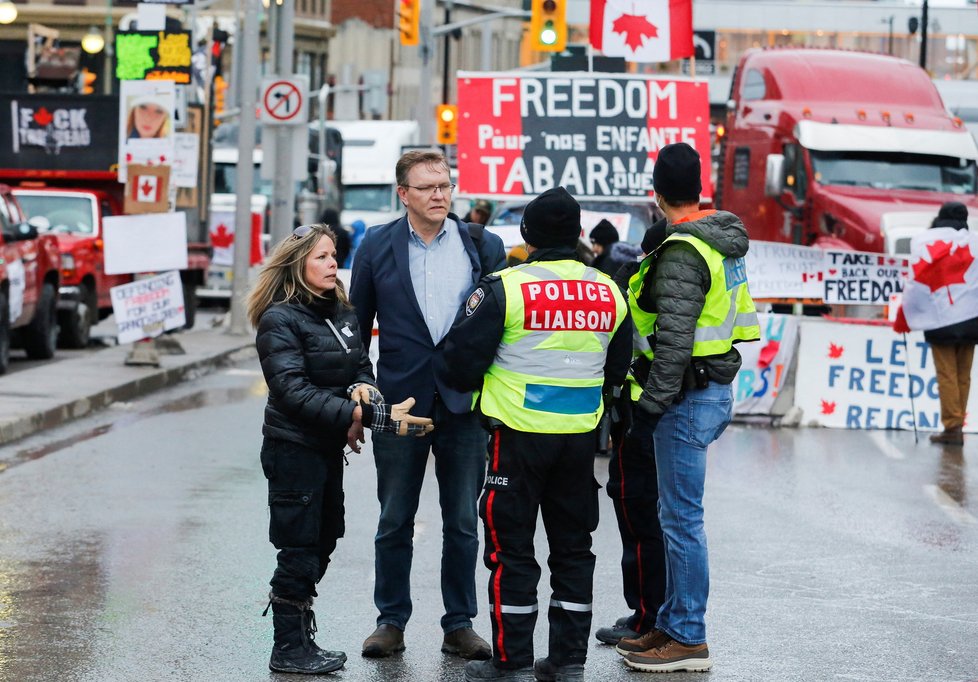 Koronavirus v Kanadě: Protesty kamioňáků pokračují, (11.02.2022).
