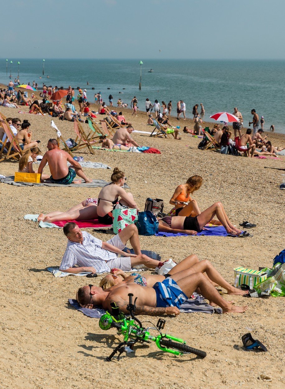 Korona nekorona, takhle vzali útokem pláže a parky Britové.