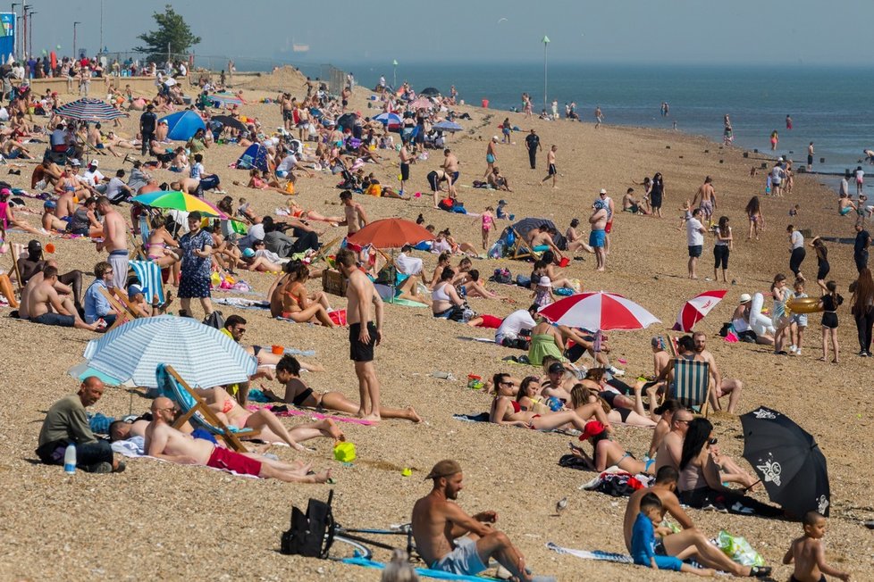 Korona nekorona, takhle vzali útokem pláže a parky Britové