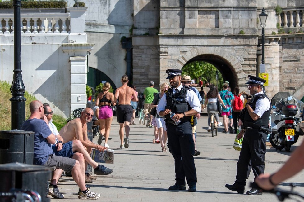 Korona nekorona, takhle vzali útokem pláže a parky Britové