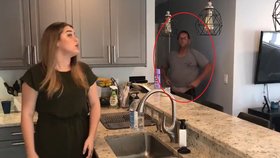 Jessica natáčela video, když do místnosti vstoupil její táta.